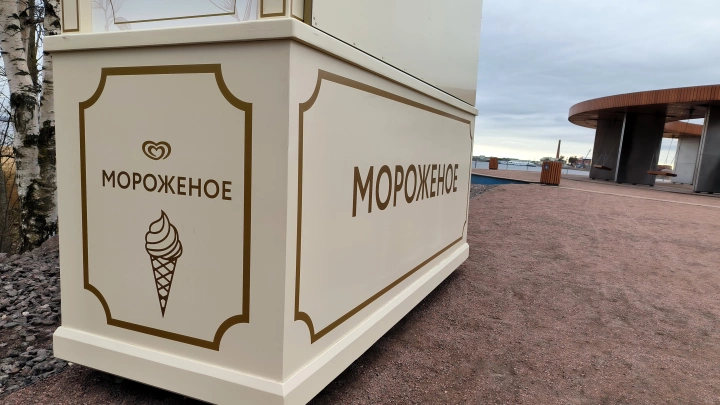Дорвались до сладкого: в Нижнем Новгороде подростки разгромили киоск с мороженым