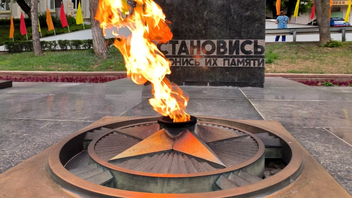 В Черноморске с мемориала воинской славы содрали таблички на русском языке