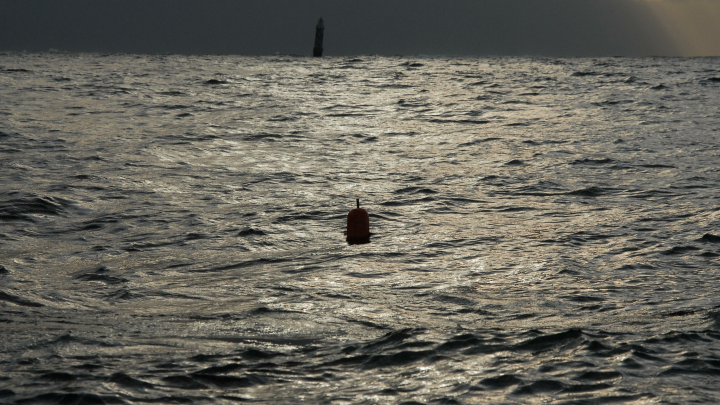 Найдено тело мужчины, которого унесло на бочке в Охотское море