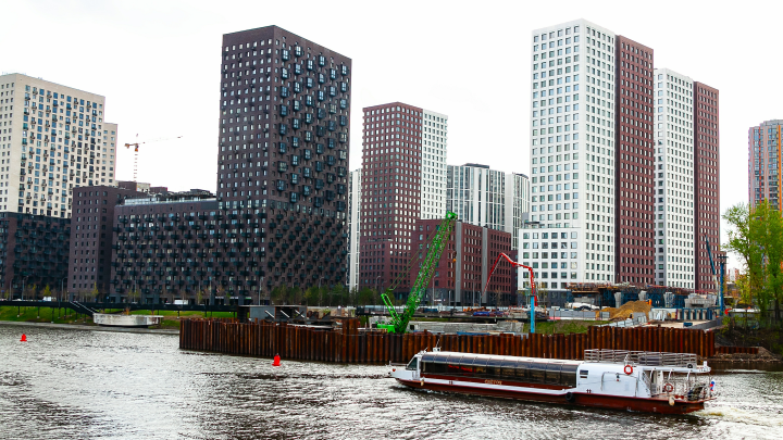 На борту - 1500 литров топлива. В Москве горит теплоход Егорий: Что известно