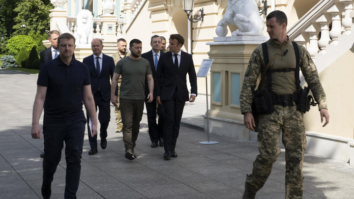 Конфуз во время визита на Украину. Шольца, Макрона и Драги пришлось пересаживать