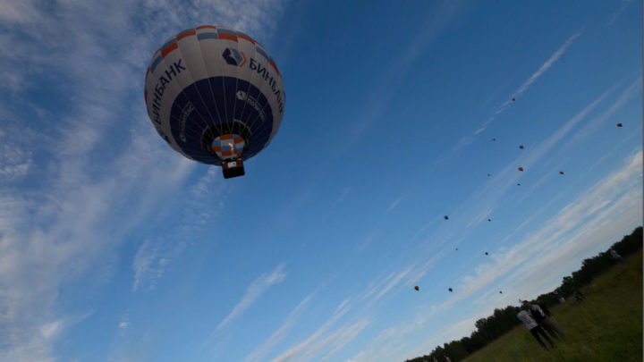 В Сочи туристы на воздушном шаре застряли на дереве в горах. На борту есть дети