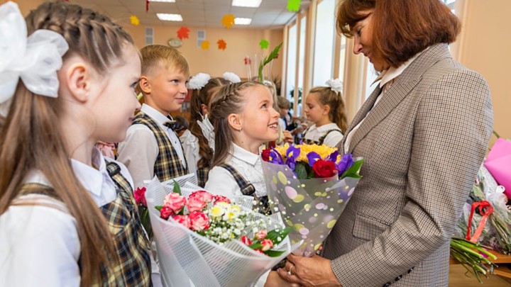 Цветы раздора: Акция, лишающая учителей букетов, разделила общество на два лагеря