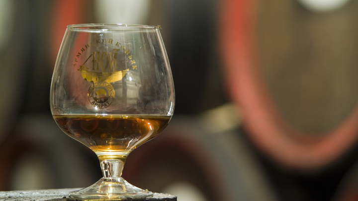 Врач рассказал, почему давление ни в коем случае нельзя лечить коньяком