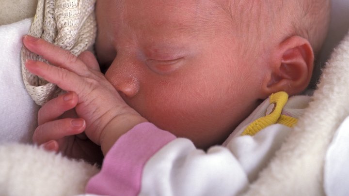 Роддом взял младенца в заложники за долги. Скандал дошёл до Минздрава