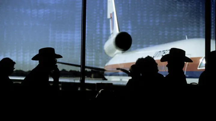 Самолёт American Airlines загорелся в аэропорту Денвера после отказа двигателя