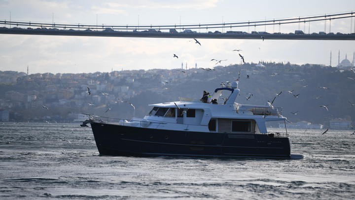 В проливе Босфор приостановлено движение: Источник сообщил причину