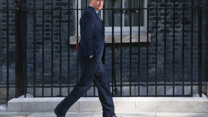 Американский хозяин против сильной России: ЦТАК оценило результаты визита Кэмерона в Киев