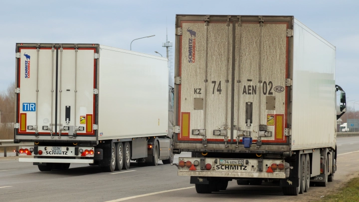 Дорогу из Новороссийска в Кабардинку закрыли для грузовиков: ветер сносит фуры