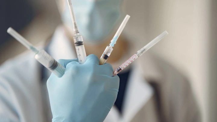 Фестиваль обернулся кошмаром: Неизвестные кололи иглами от шприцев женщин в Париже