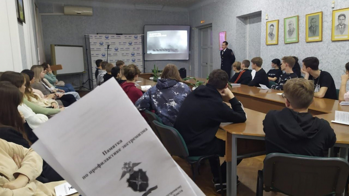 В Самаре студентам колледжей объяснили, с кем им не по пути
