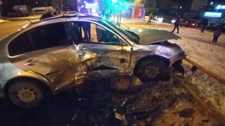 В Автозаводском районе Тольятти столкнулись три авто. Трое пострадали