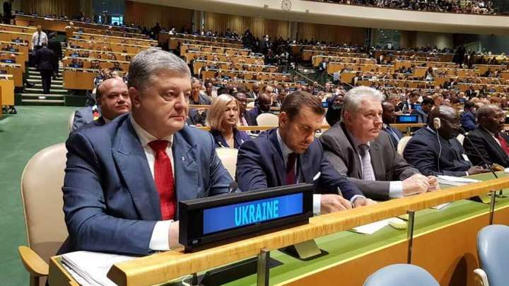 Порошенко в суде спел украинский гимн и получил самую щадящую меру пресечения