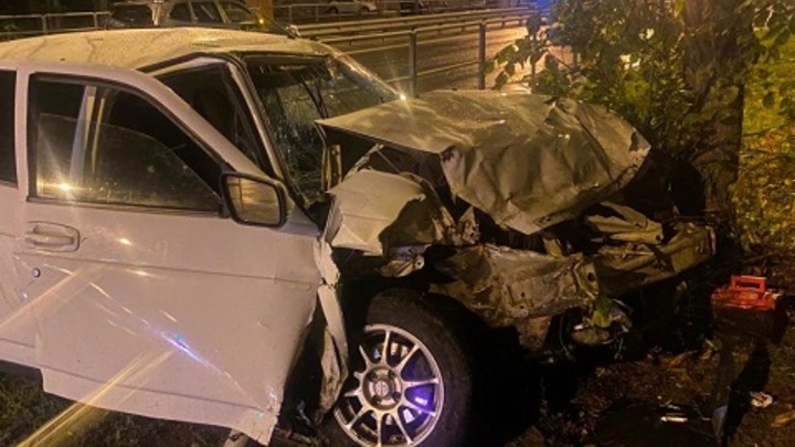 В ночной Самаре бесправный водитель Приоры протаранил Subaru Forester и врезался в дерево