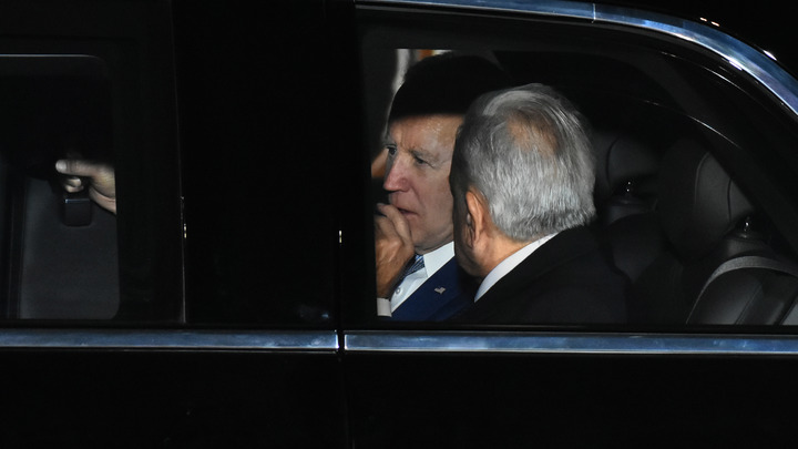 Президент не в курсе: В Штатах обнаружили потерянную при Байдене папку с секретными документами