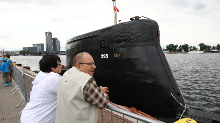 Пока Польша грозила России, случилось непредвиденное: По дороге на парад сломалась единственная подводная лодка