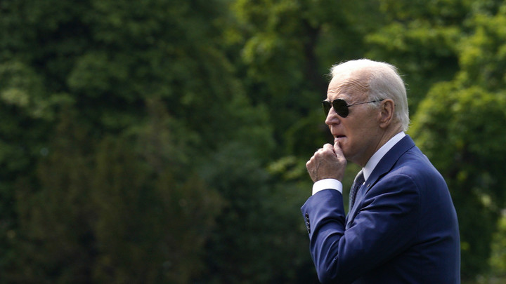 Байден пригрозил всему миру и тут же опозорился прямо на сцене