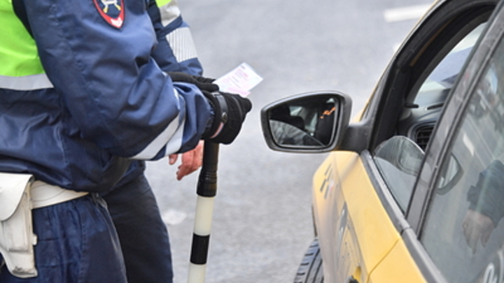 В Бердске водитель каршерингового автомобиля врезался в забор дома