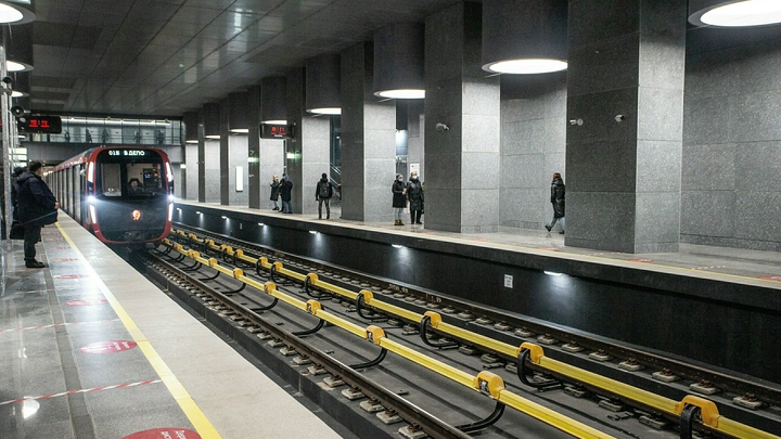 Мигранты избили москвича в переходе метро. Не побоялись даже камер