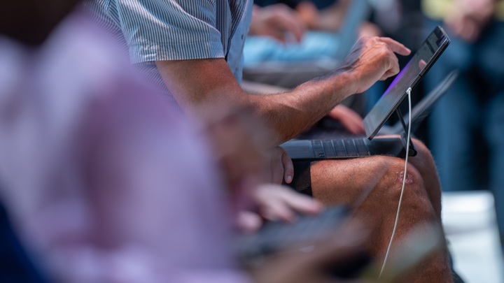 Почему так сложно настроиться на работу летом? Врач назвала неочевидные причины