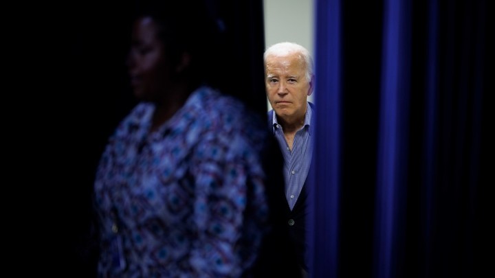 Байден снова оконфузился: Президент США отпинал трибуну