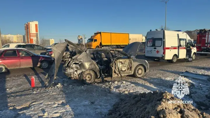 Машина внезапно взорвалась на ходу в Набережных Челнах