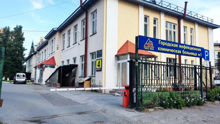 В Новосибирске начали сносить старую инфекционку