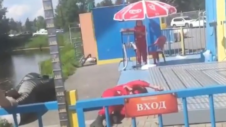 Состояние пострадавшего сотрудника «Диво-острова» в Петербурге вызывает опасение врачей