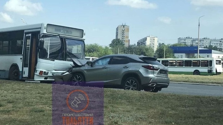 В Тольятти водитель Лексуса пошел на лобовой таран автобуса