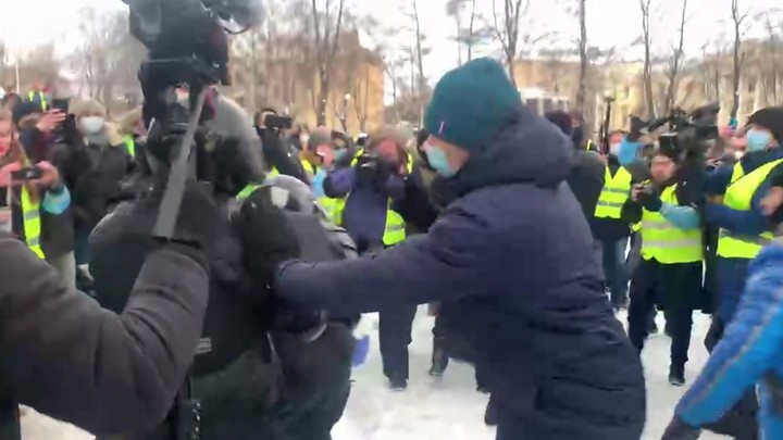 В Санкт-Петербурге задержан боевой провокатор, напавший на полицейских на Пионерской площади