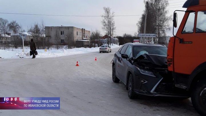 В Ивановской области «Лексус» врезался в «Камаз»
