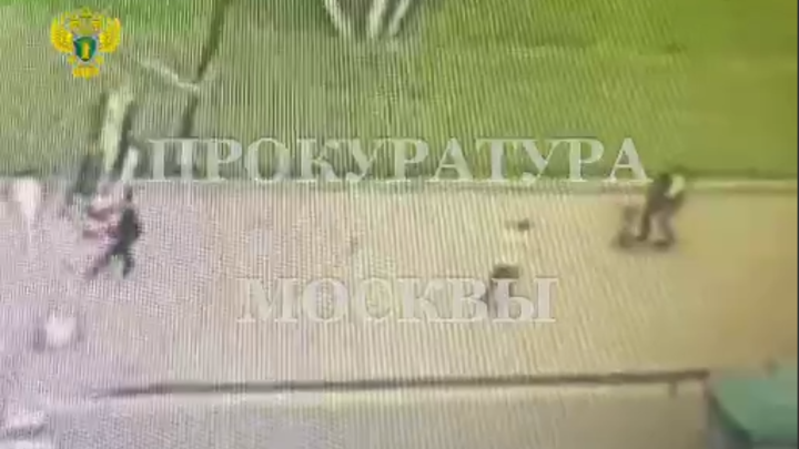 В Южном Бутове на видео попал момент наезда самокатчика на тротуаре на 5-летнего ребенка