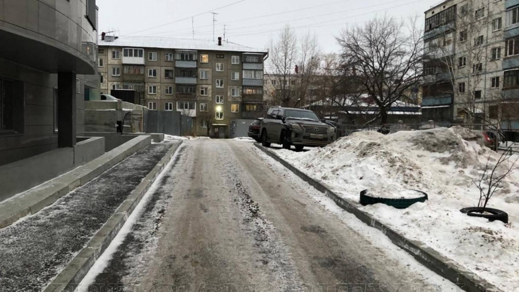 Не чистят дворы. В Заозерном вчера снег.