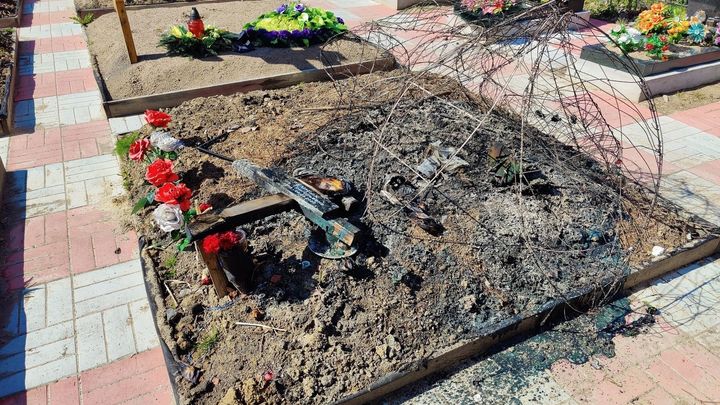 «Сгорели венки, деревянные кресты»: петербуржцы ищут негодяя, который 9 мая сжег могилу блокадницы