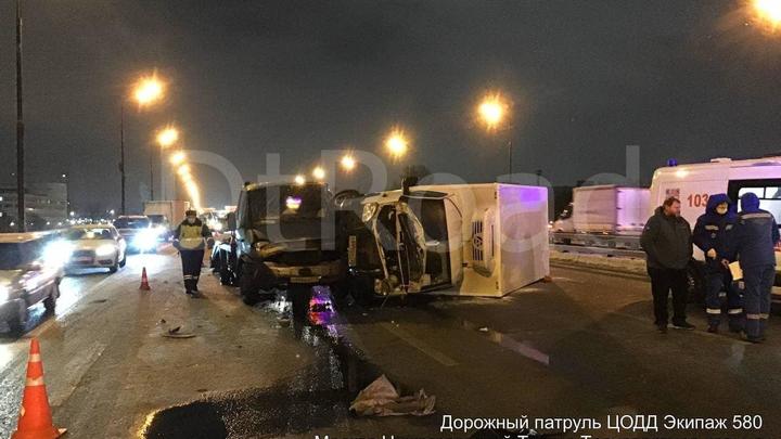 Газель врезалась в эвакуатор в Москве и убила его водителя
