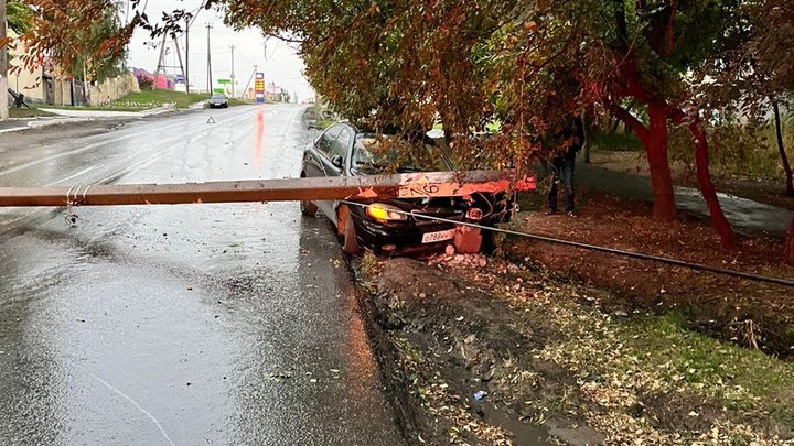 В Новочеркасске сотни жителей остались без света из-за невнимательности водителя