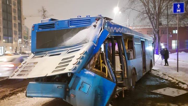 Появился список 13 пострадавших в наехавшем на фонарный столб автобусе в Москве
