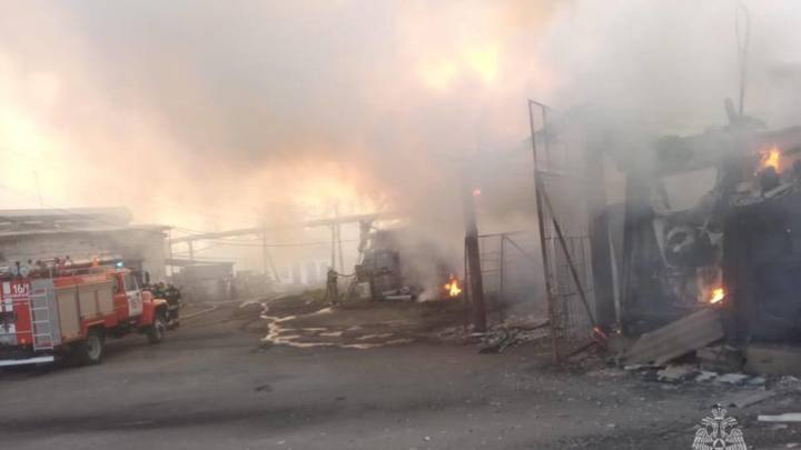 В Свердловской области вспыхнул склад готовой продукции под Артемовским