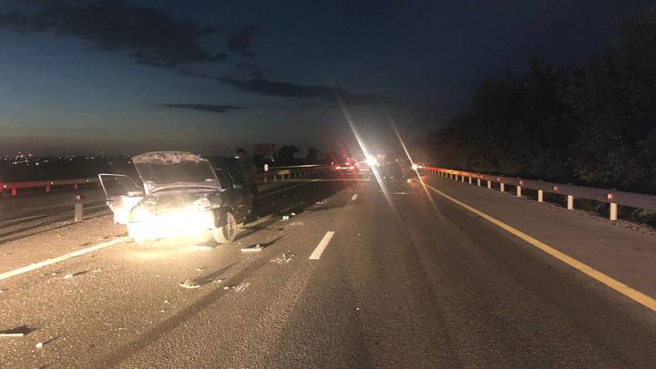 В Ростовской области на трассе произошла серьёзная авария. Есть жертва и пострадавшие