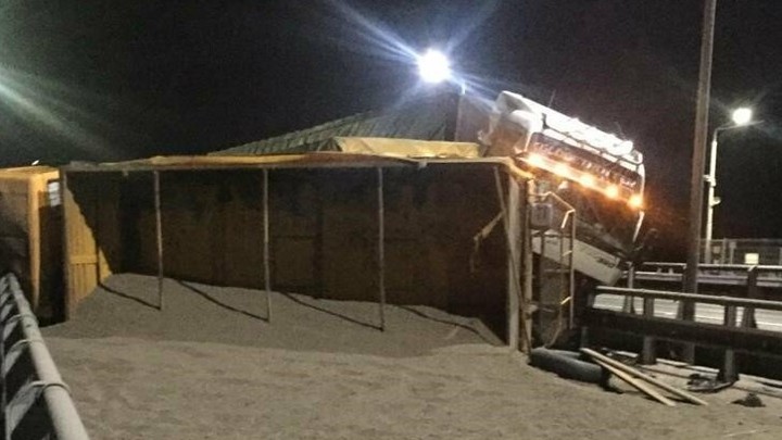 Под Ростовом-на-Дону столкнувшиеся фуры парализовали движение на федеральной трассе М-4