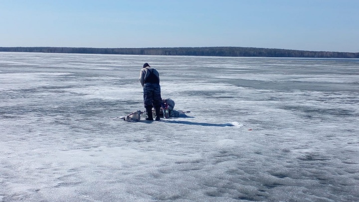 Десять рыбаков на Белоярском водохранилище Екатеринбурга провалились под лед
