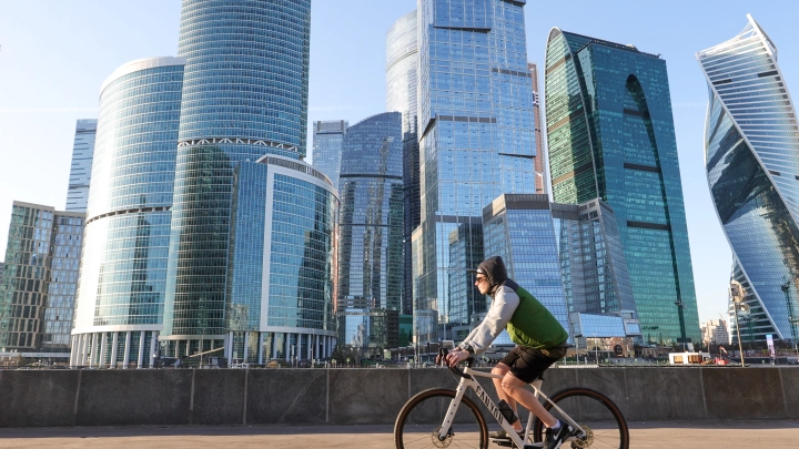 Резкое тепло, а затем до нуля: Что произойдёт с погодой в Москве и регионах к выходным