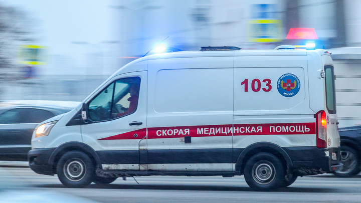 В Екатеринбурге иномарка снесла автомобиль вместе со стоявшей рядом женщиной