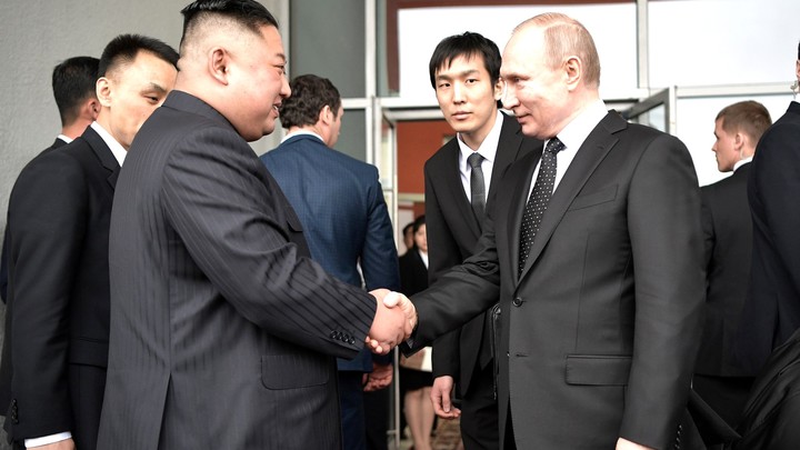 Первые кадры из Пхеньяна: Путин и Ким Чен Ын обнялись при встрече