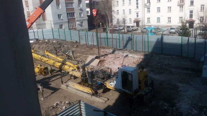 Нас тут похоронят: Новосибирцы жалуются на стройку на месте снесённого дома-коммуны