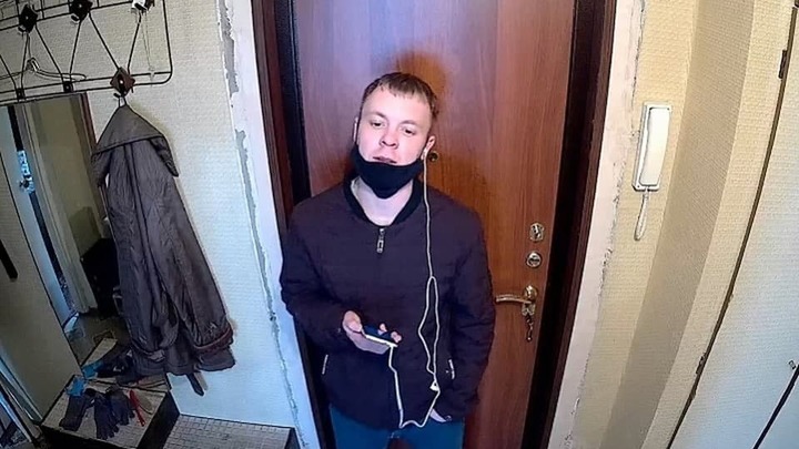 Телефонный мошенник, забравший у екатеринбурженки 80 тысяч рублей, попал на видео