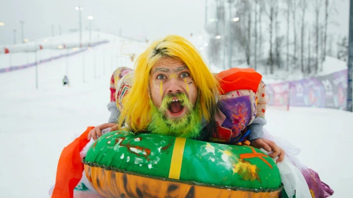 «Ну и чё тут смотреть? Брухлявый флекс»: В Москве пройдет фестиваль по скатыванию с горки на самодельных «ватрушках» «Ну и чё тут смотреть? Брухлявый флекс»: В Москве пройдет фестиваль по скатыванию с горки на самодельных «ватрушках»