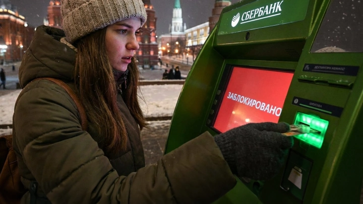 Карту могут заблокировать после покупки продуктов: Банки начали следить за обычными тратами