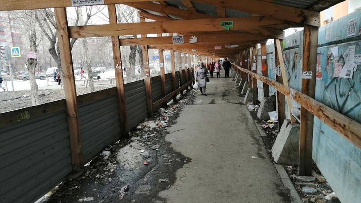 В центре Челябинска обрушились строительные леса и бетонные перекрытия здания