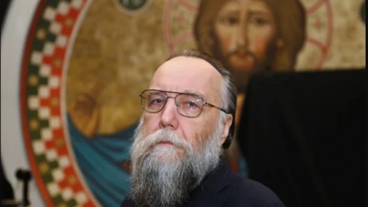 Он подвергался испытаниям и девушка смелее мужчин: Дугин рассказал о двух русских героях